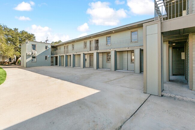 Building Photo - Charming Studio with Laundry on Site - Water and GAS included in rent