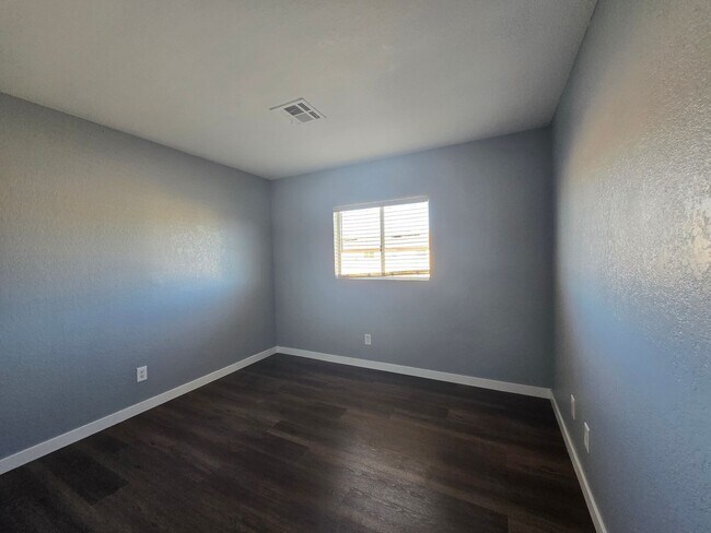 Building Photo - 3 Bedroom Apartment