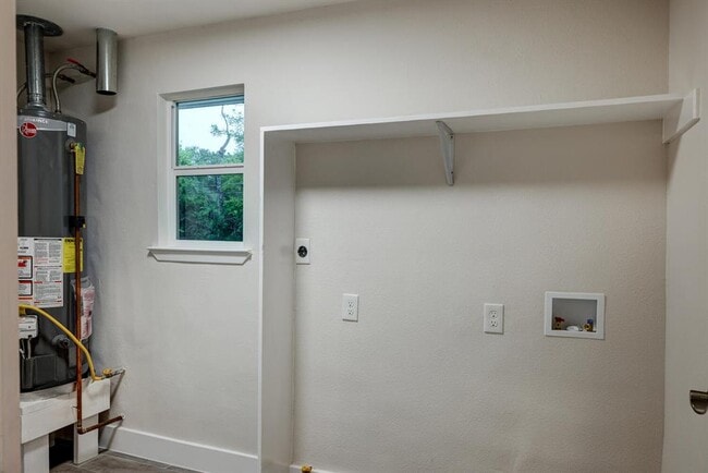 Building Photo - 5001 Cottonwood Cir