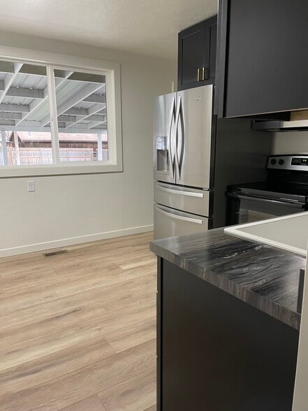 Building Photo - 345 Center St W