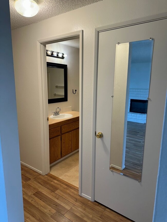 Building Photo - Updated 2 bed 1 bath dulpex in Springfield!