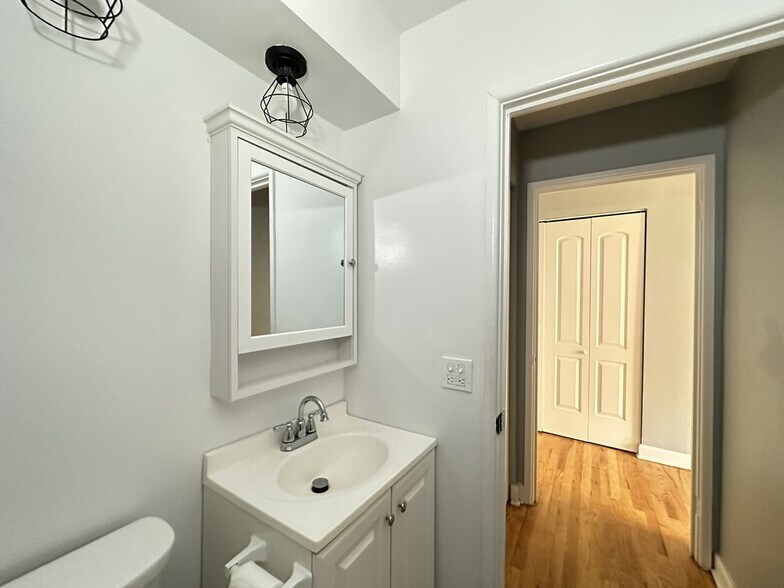 Building Photo - 1515 W Morse Ave