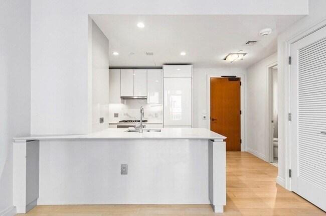 Primary Photo - 135 Seaport Blvd