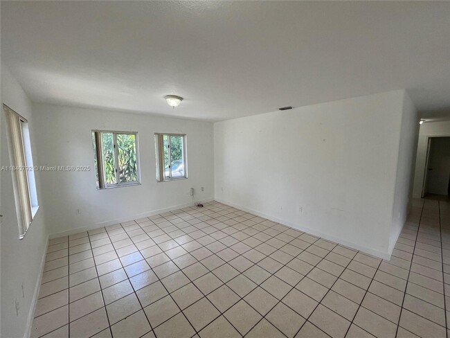Building Photo - 2817 SW 39th Ave
