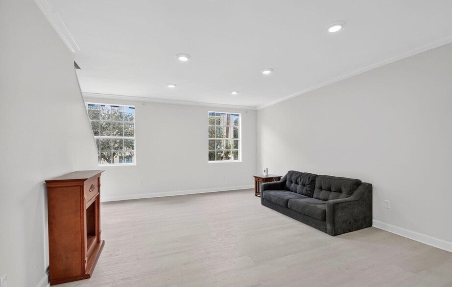 Building Photo - 695 Hibiscus St