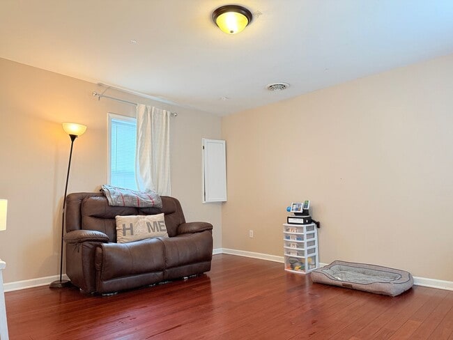 Building Photo - Modern Charm & Walkable Downtown Living in...
