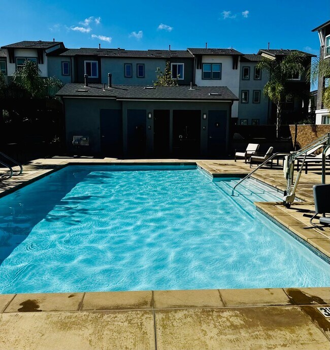 Building Photo - Gorgeous Three Bedroom Townhome For Rent i...