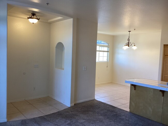 Building Photo - Upstairs Condo Located in the Oak Creek Vi...