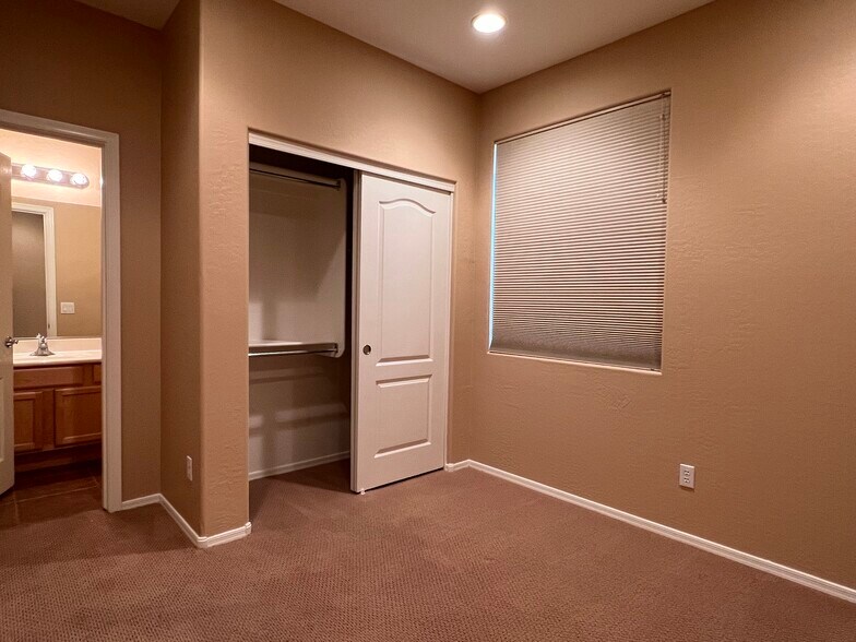 Building Photo - 6631 S Classic Way
