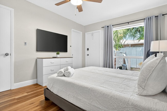 Building Photo - 1761 NE 55th St