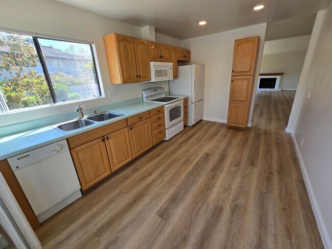 Building Photo - Beautiful la Jolla condo