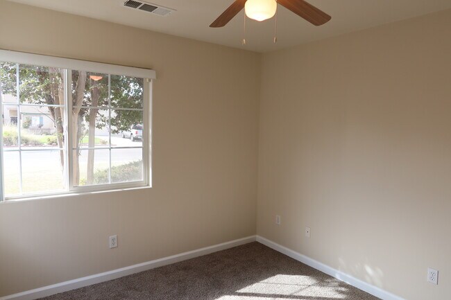 Building Photo - 10100 Grand View Summit Dr