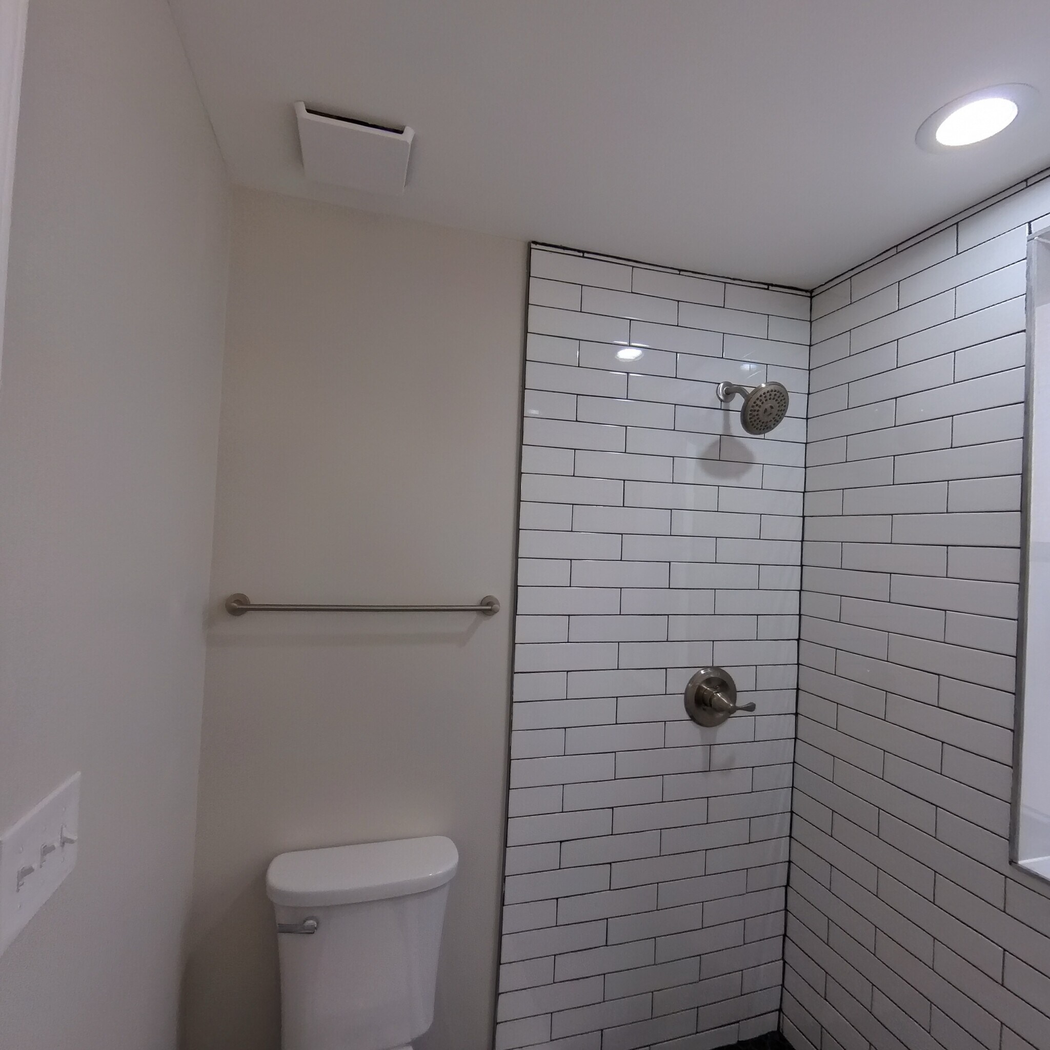 Modern bathroom - 4646 York Rd
