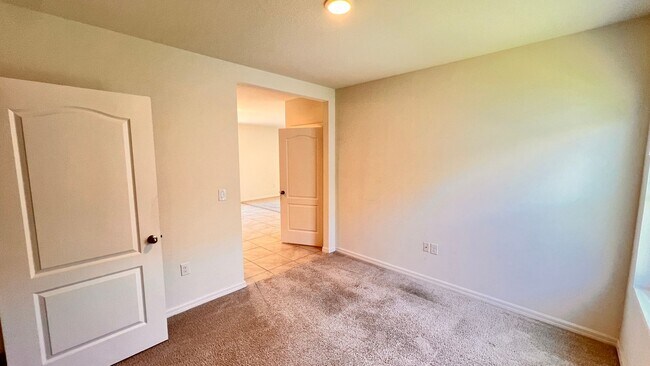 Building Photo - Beautiful 3 Bedroom, 2 Bathroom Home near ...