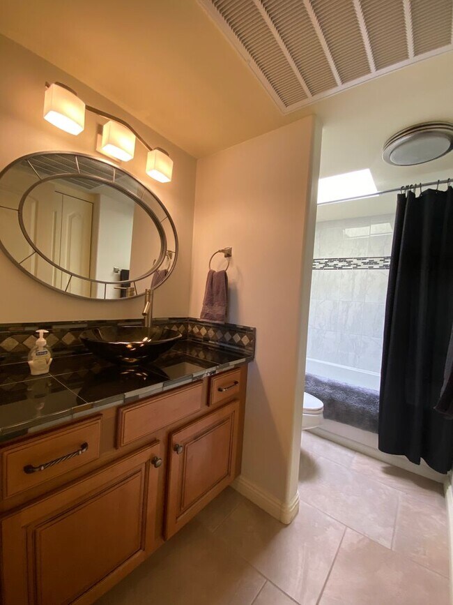 Building Photo - AVAILABLE NOW! LOVELY 1 Bed 2 Bath Condo i...