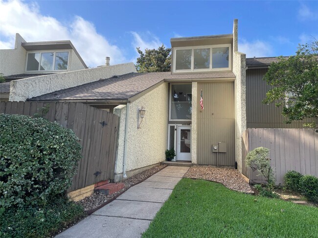 Building Photo - 12315 Glenview Dr
