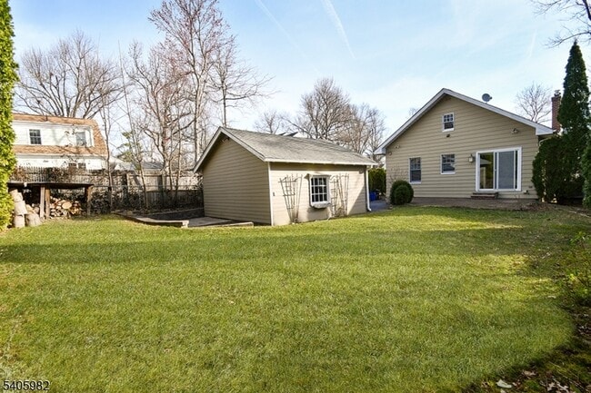 Building Photo - 133 Pine Grove Ave