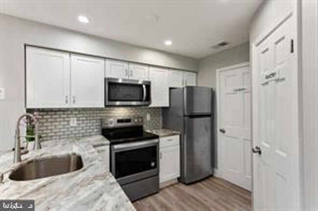 Building Photo - 1611-A Carriage House Terrace
