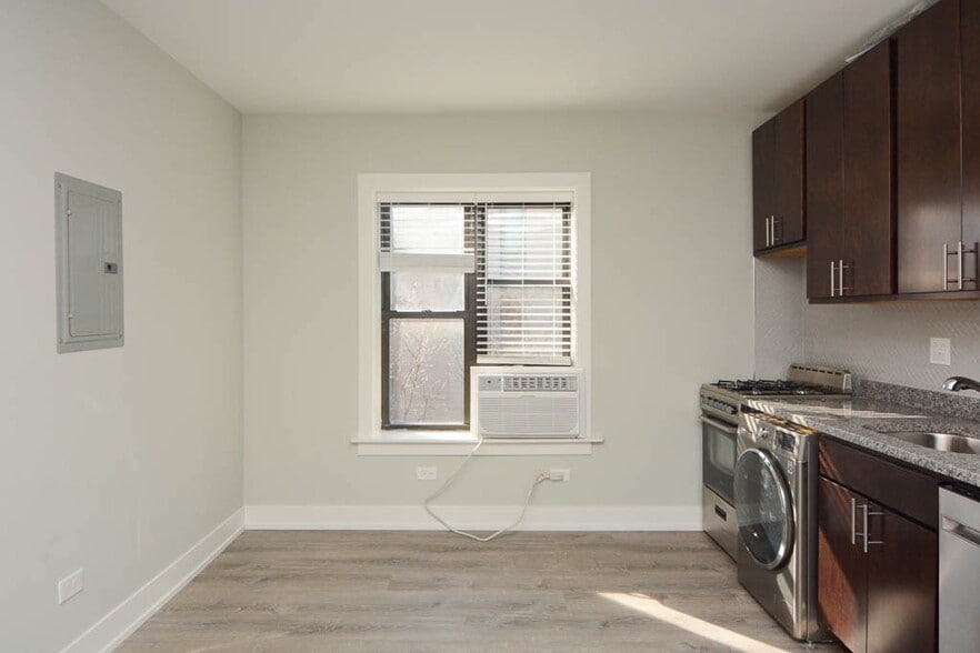 Building Photo - 533 W Belden Ave