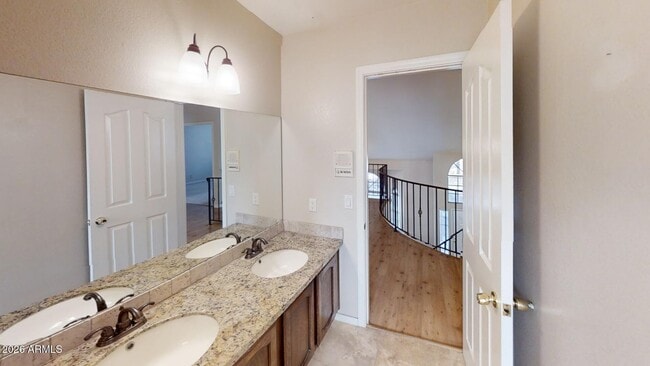 Building Photo - 823 W Iris Dr