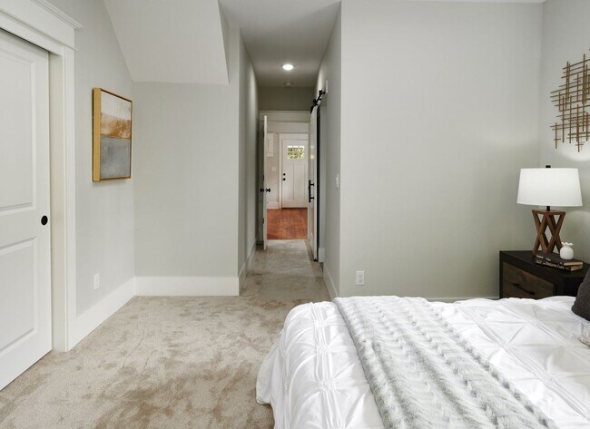 Building Photo - 4 Bed, 3 Bath Remodeled Home Near Mt Tabor Park!