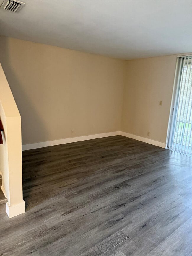 Building Photo - 1349 Sussex Dr