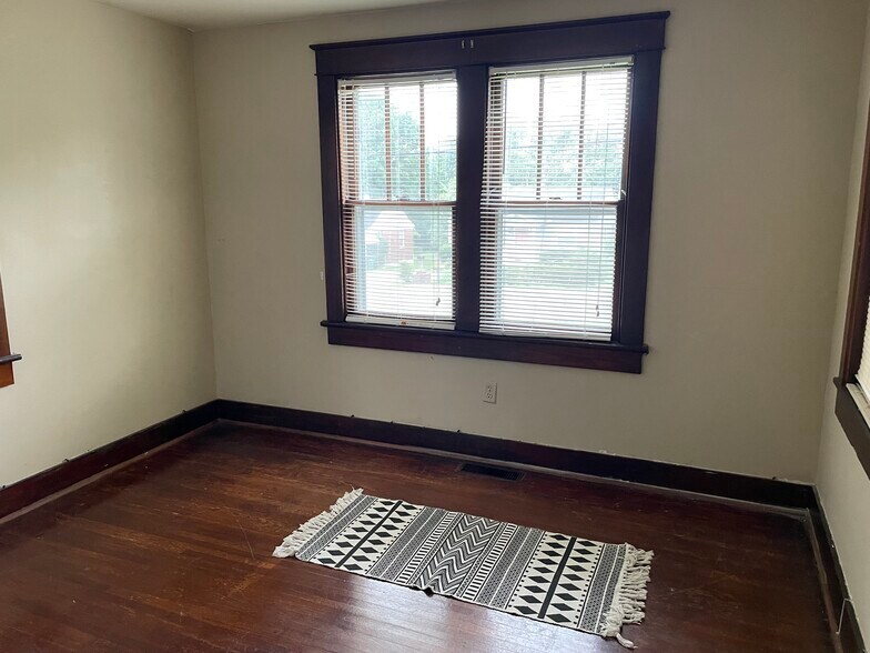 Building Photo - 401 Elm St
