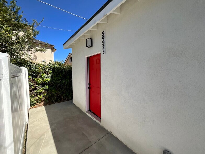 Primary Photo - 5952 1/2 Balcom Ave
