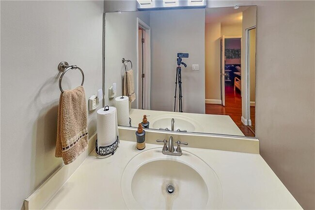 Building Photo - 3104 Pine Heights Dr NE