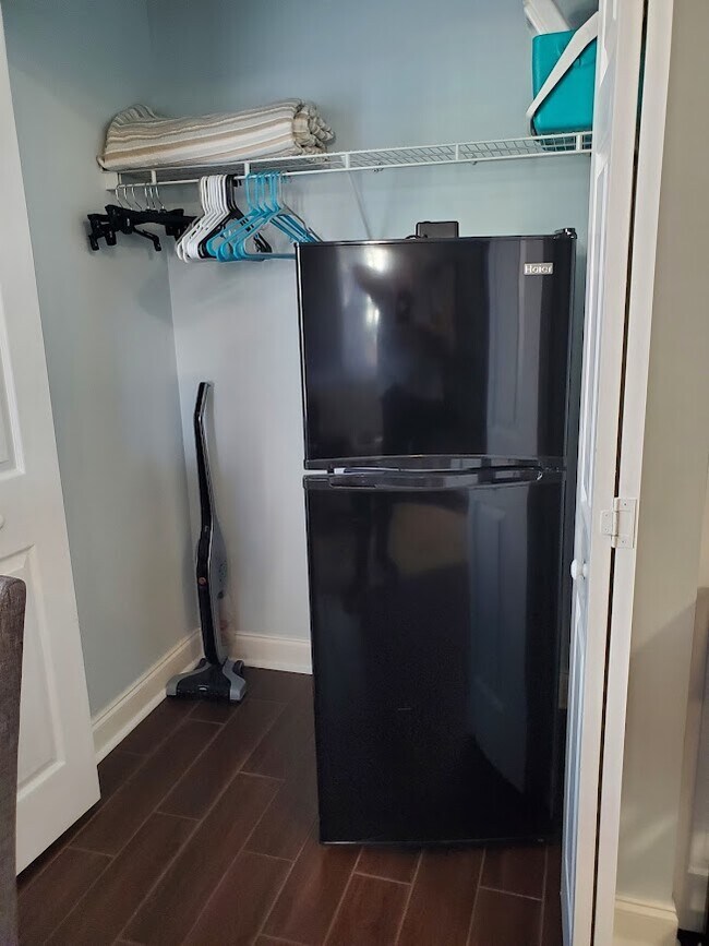 Good sized refrigerator & freezer - 108 Cypress Point Ct #106-B