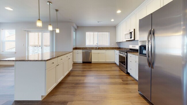 Building Photo - Large & Luxurious 3 Bedroom Available Near...