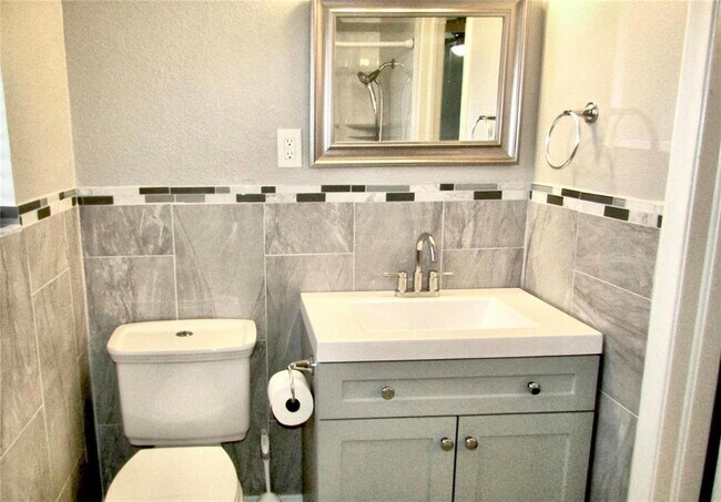 Building Photo - 2913 Ridgedale Dr