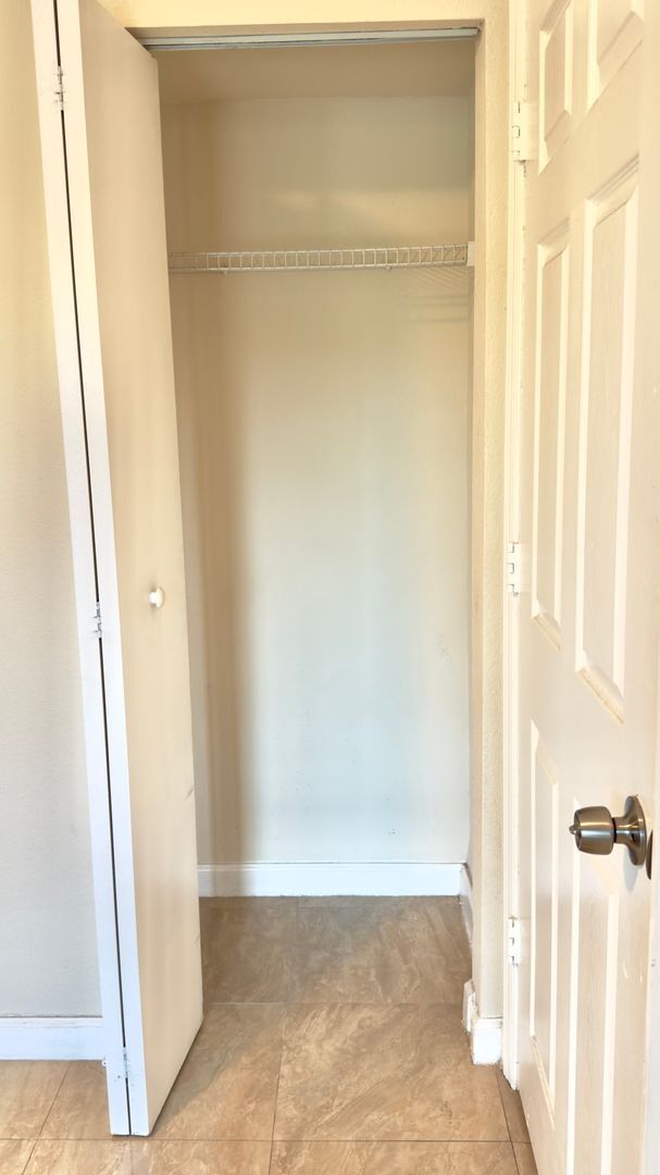 Building Photo - Beachside One Bedroom Condo with Parking a...