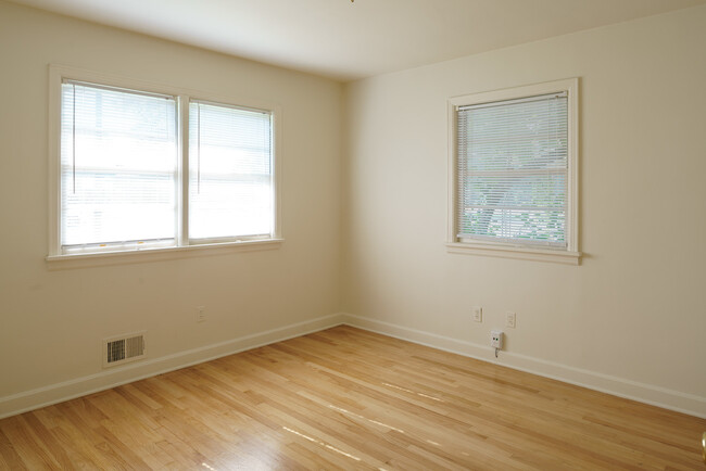 Building Photo - Super 3-brm stone ranch with basement, det...