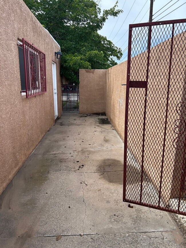 Building Photo - 2534 Cagua Dr NE