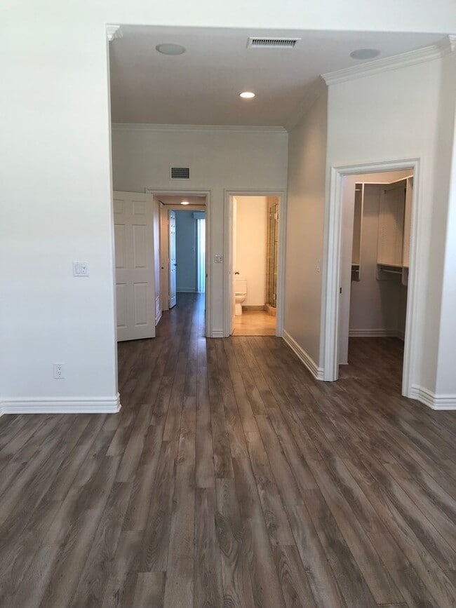 Building Photo - Three-story downtown home two blocks from ...