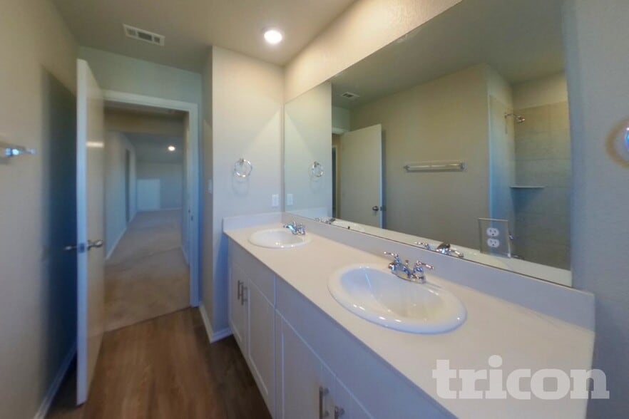 Building Photo - 5221 Saddle Clb Dr