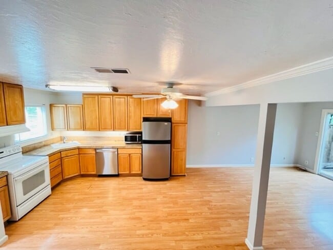 Building Photo - Charming 2BD/1.5BA, Two-Story Townhouse in West Side Danville, Near Downtown- Available NOW!