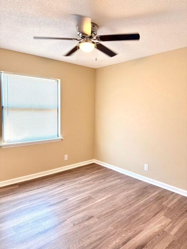 Building Photo - 159 Green Acres Dr