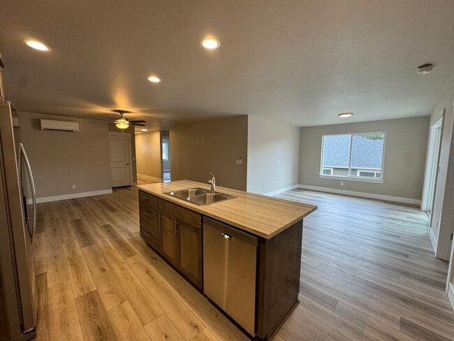 Building Photo - Green Area 3-Bedroom, 2-Bath Duplex with Garage