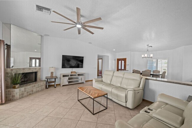 Building Photo - 4 Bedroom Pool Home on the Golf Course