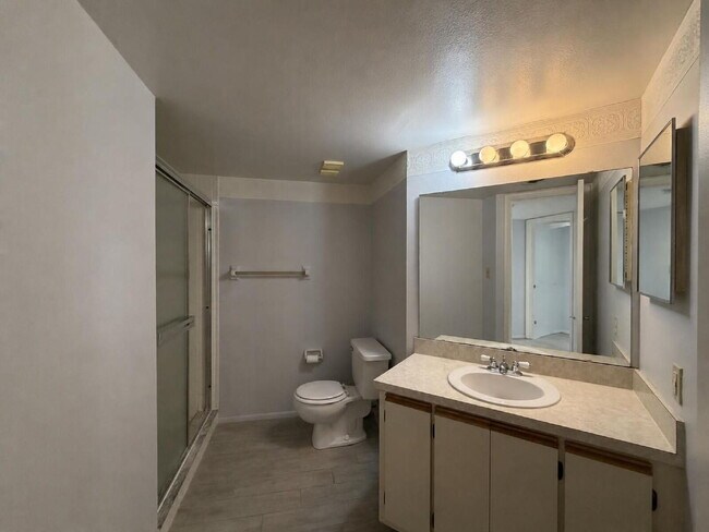 Building Photo - "2-Bed, 2-Bath Condo in Oaks IV - Your Cozy 899 Sq. Ft. Haven Awaits!"