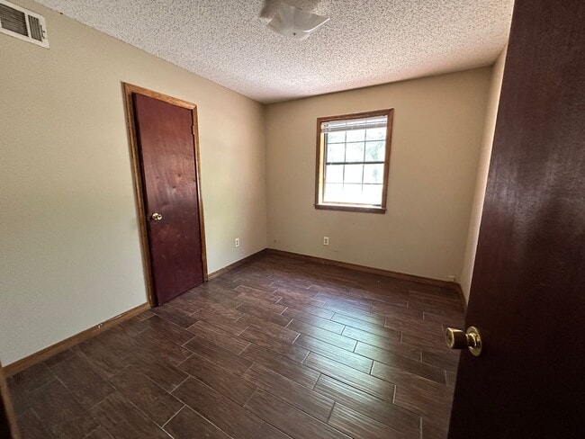 Building Photo - 603 Twin Oaks Dr