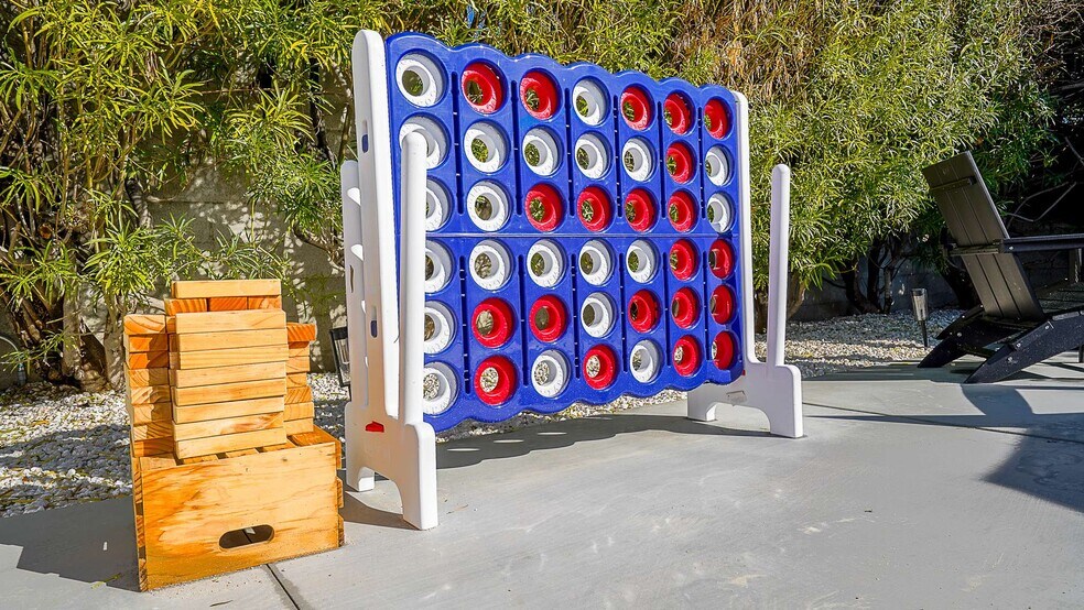 Building Photo - 2004 Nicola Rd E