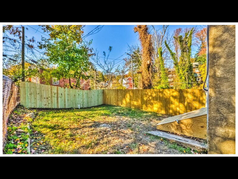 Building Photo - 2220 Lyndhurst Ave