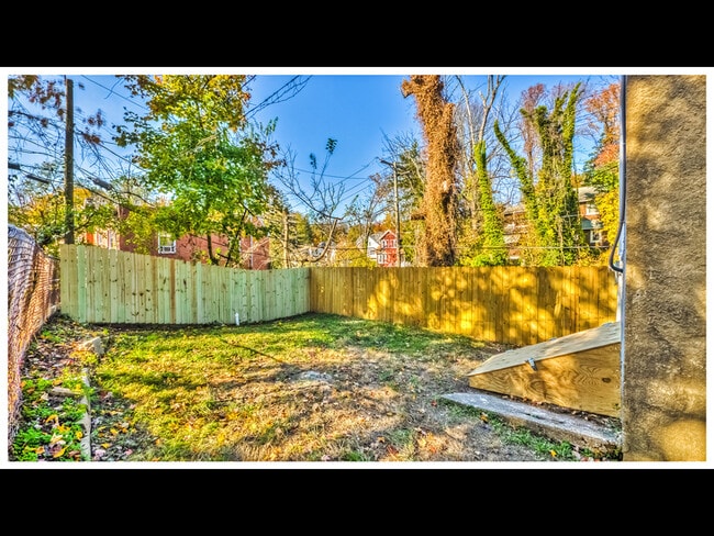 Building Photo - 2220 Lyndhurst Ave