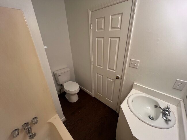 Building Photo - 206 Woodburn Club Ln