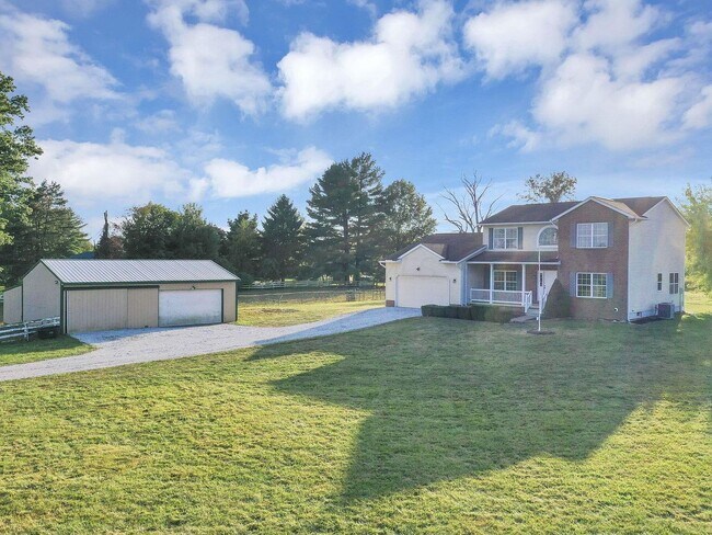 Building Photo - Your country retreat awaits!