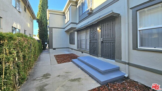 Building Photo - 1020 S Norton Ave