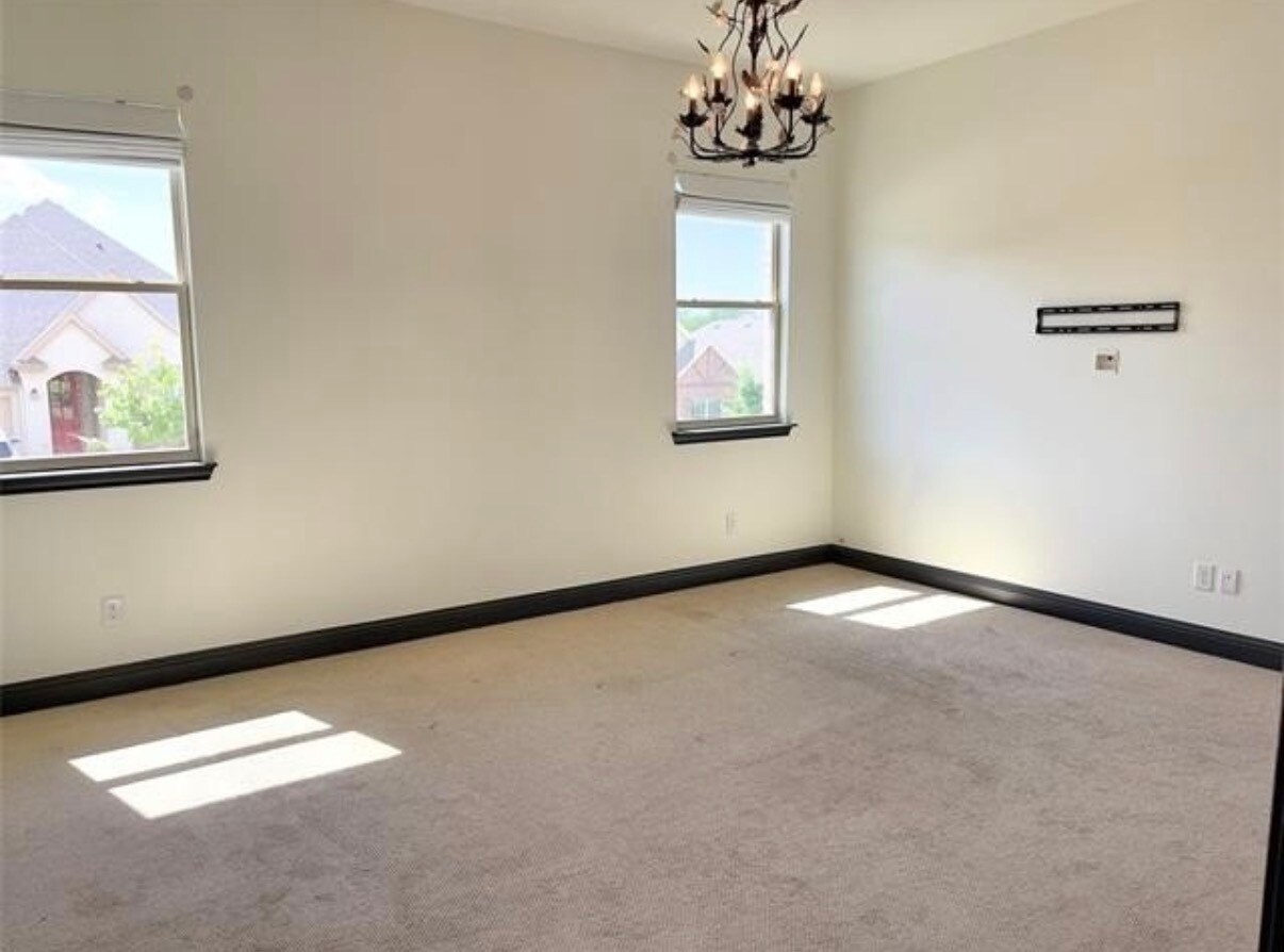 Building Photo - 560 Inwood St